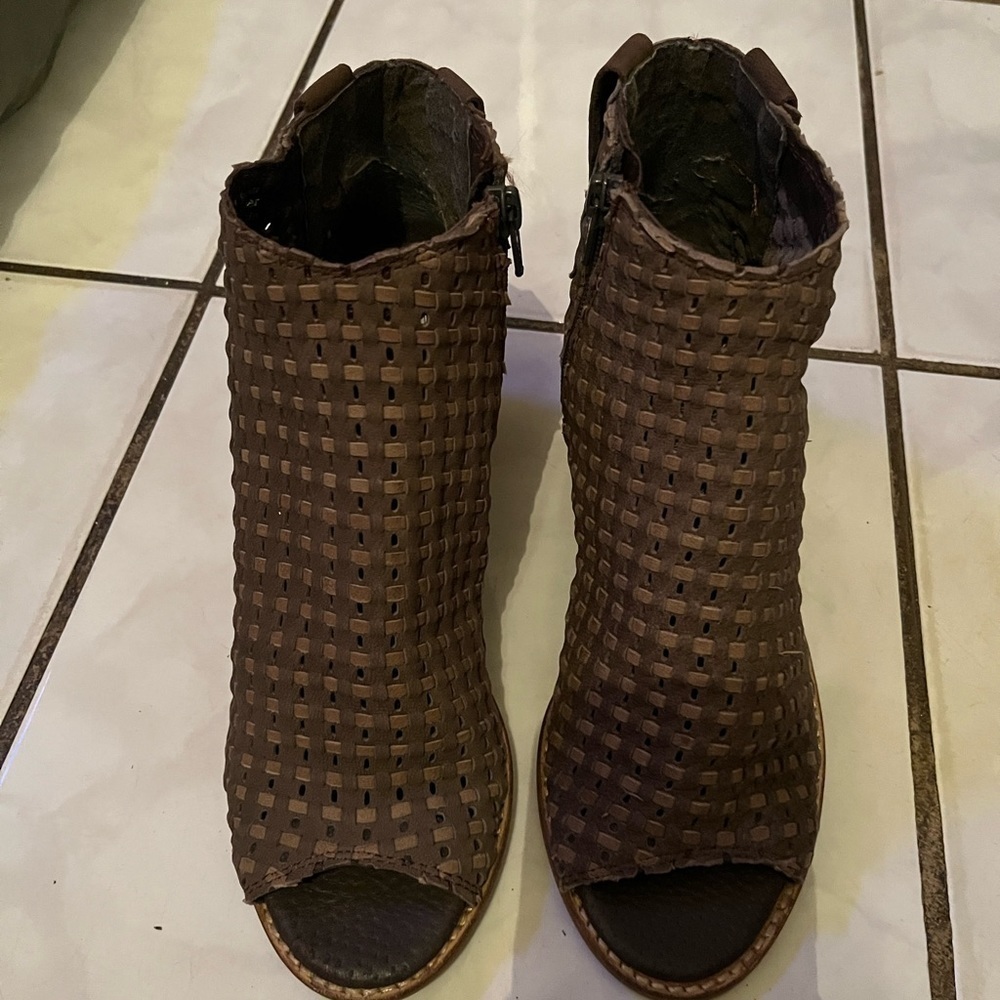 Journee Signature Devine Women's Peep Toe Leather Ankle Boots - Picture 6 of 14